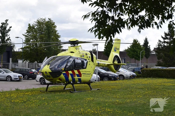 Traumahelikopter landt voor medische noodsituatie