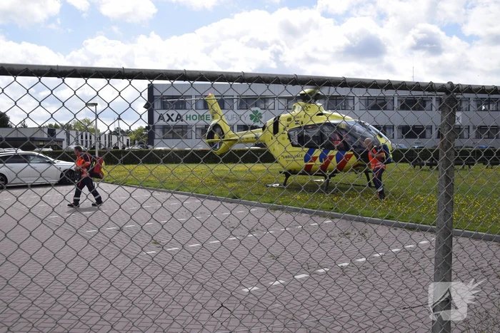 Traumahelikopter landt voor medische noodsituatie