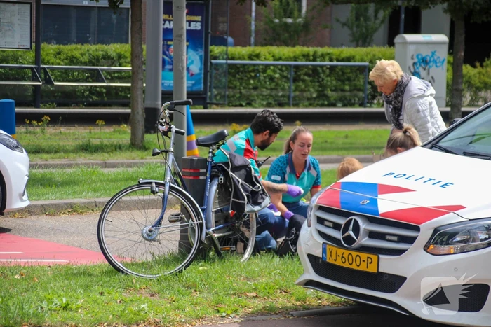 Vrouw op fiets gewond na val