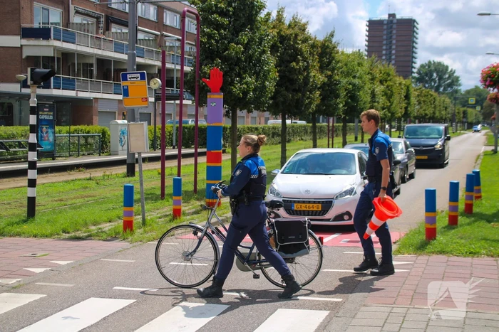 Vrouw op fiets gewond na val