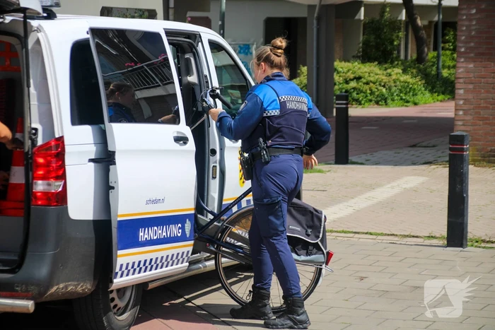 Vrouw op fiets gewond na val