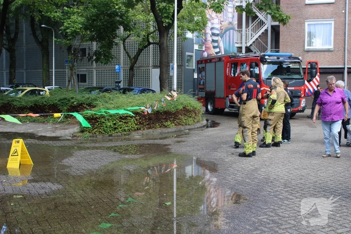 Straat blank na aanrijding met brandkraan