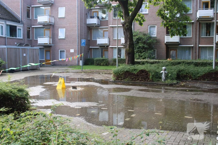 Straat blank na aanrijding met brandkraan