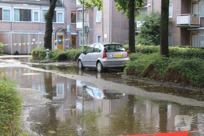 Straat blank na aanrijding met brandkraan