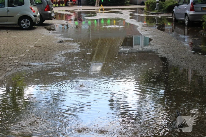 Straat blank na aanrijding met brandkraan