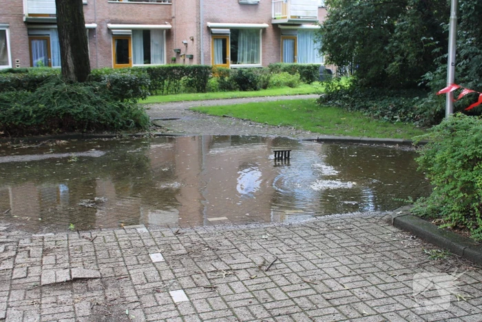 Straat blank na aanrijding met brandkraan