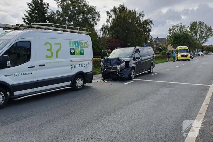 Twee bestelbussen botsen op elkaar