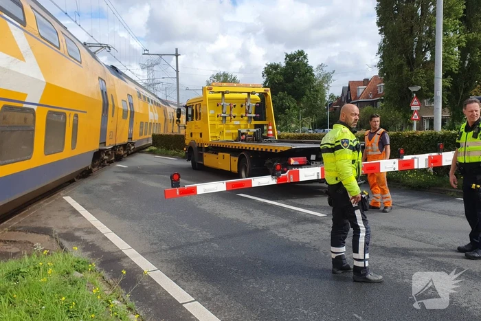 Twee bestelbussen botsen op elkaar