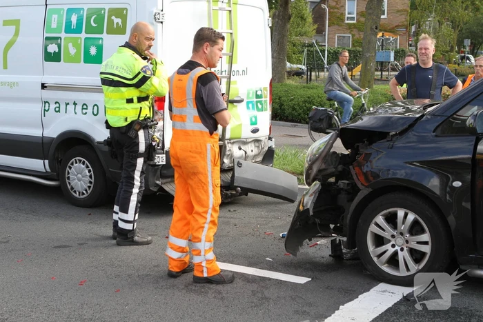 Twee bestelbussen botsen op elkaar