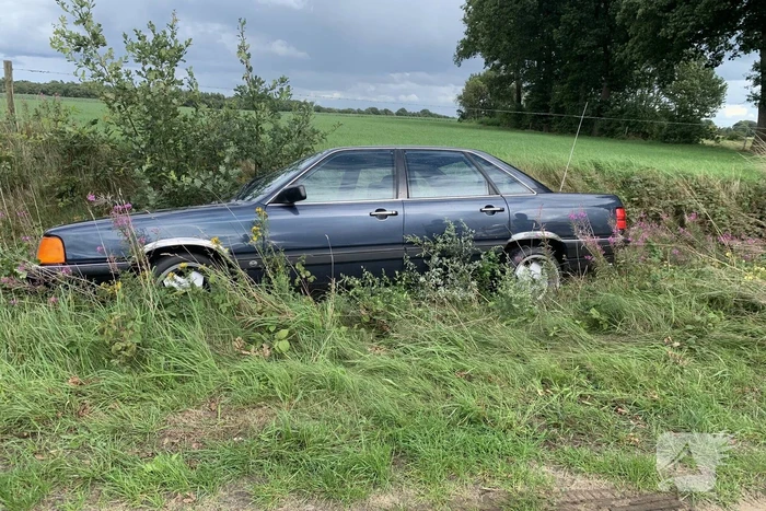 Auto belandt in sloot, bestuurder ongedeerd