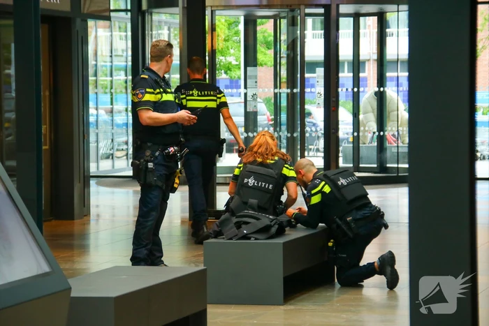 Twee aanhoudingen na overval op telefoonwinkel