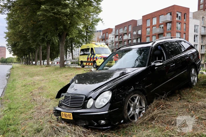 Voertuig belandt bijna in het kanaal door ongeval