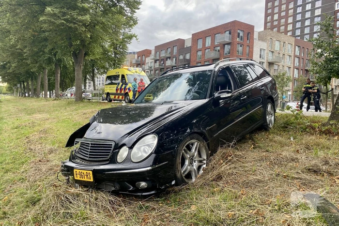 Voertuig belandt bijna in het kanaal door ongeval