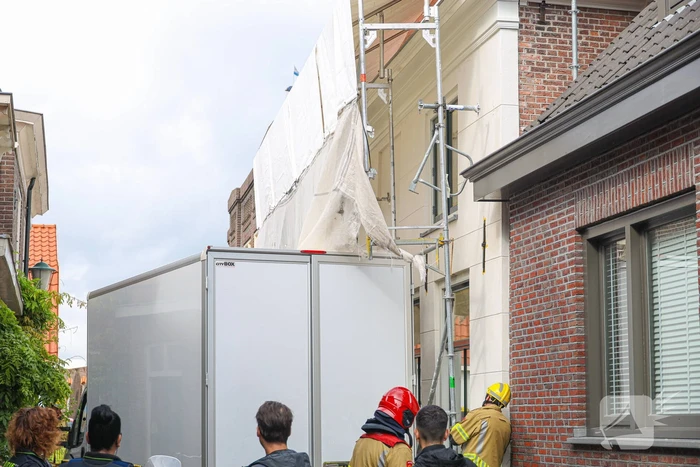Bakwagen rijdt tegen steiger