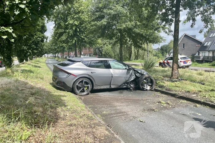 Automobilist slipt en knalt op boom