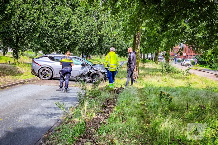Automobilist slipt en knalt op boom