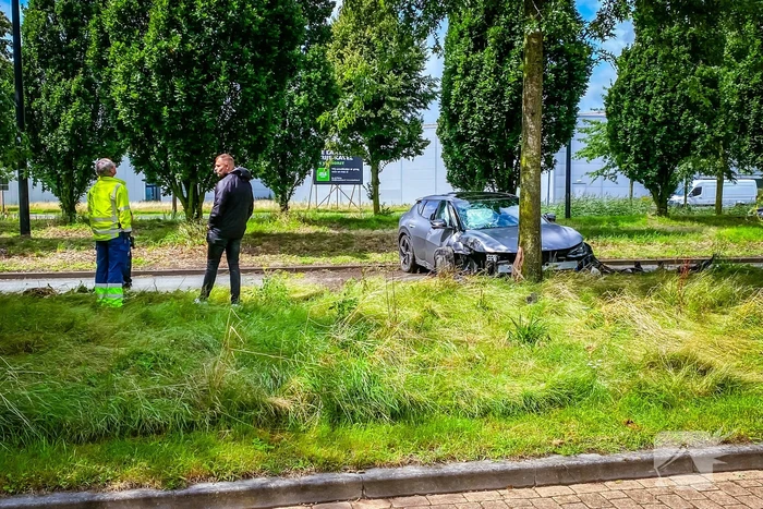 Automobilist slipt en knalt op boom