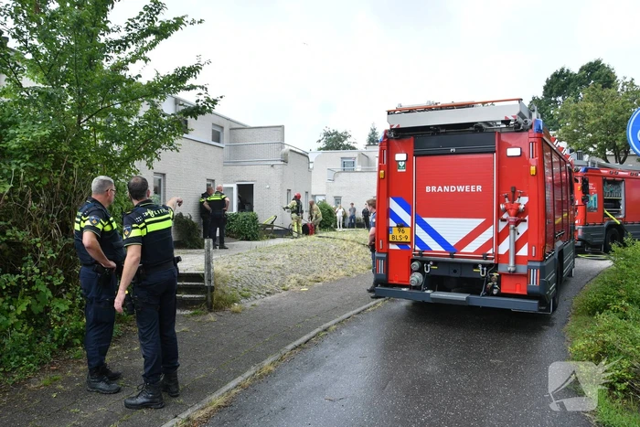 Zwarte rook uit woning door brand