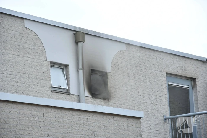 Zwarte rook uit woning door brand