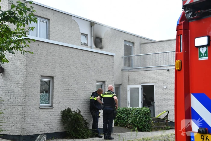 Zwarte rook uit woning door brand