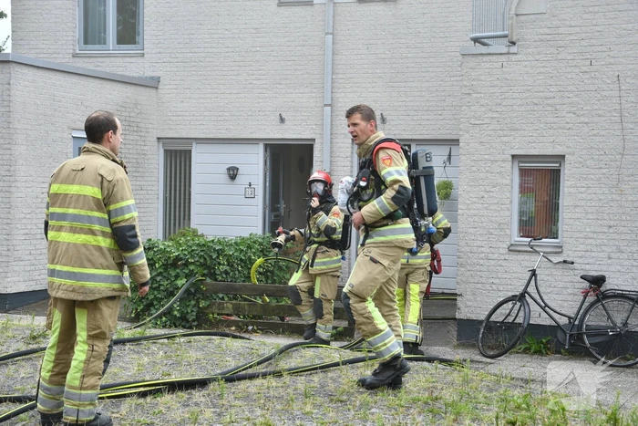 Zwarte rook uit woning door brand