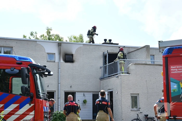 Zwarte rook uit woning door brand