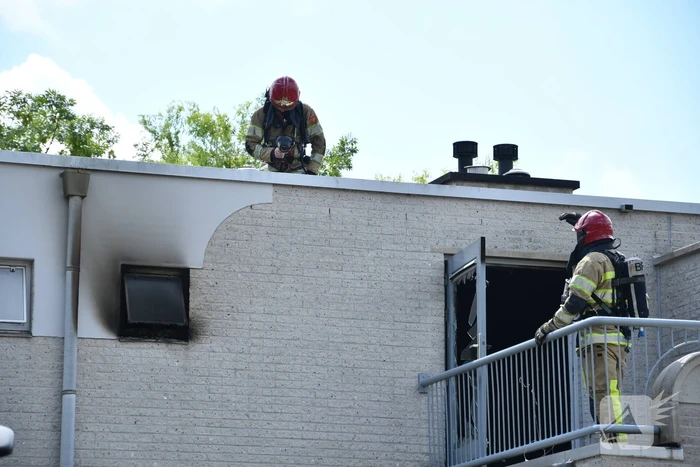 Zwarte rook uit woning door brand