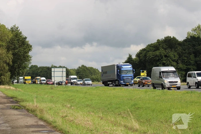 Automobilist botst op dieplader op snelweg