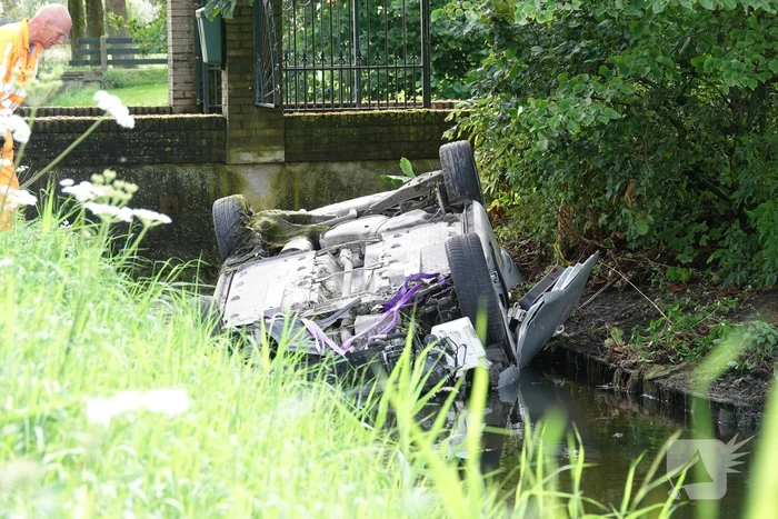 Auto belandt op de kop in sloot
