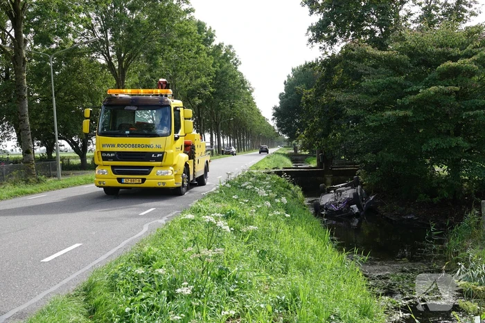 Auto belandt op de kop in sloot