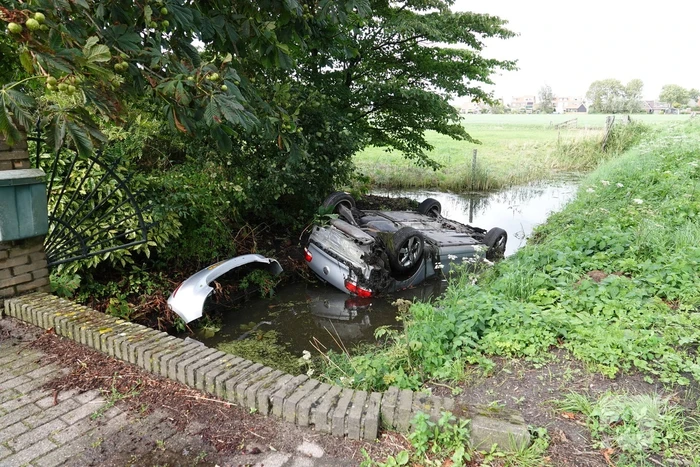Auto belandt op de kop in sloot