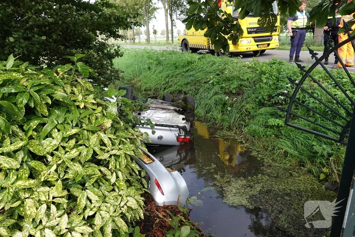 Auto belandt op de kop in sloot