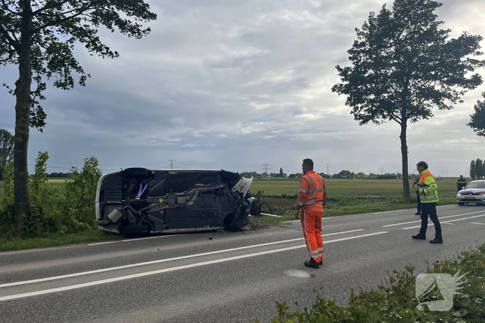 Twee gewonden nadat auto over de kop slaat