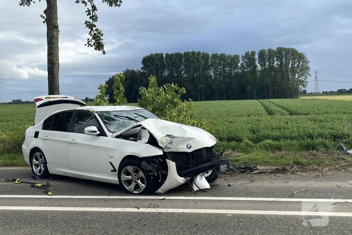 Twee gewonden nadat auto over de kop slaat