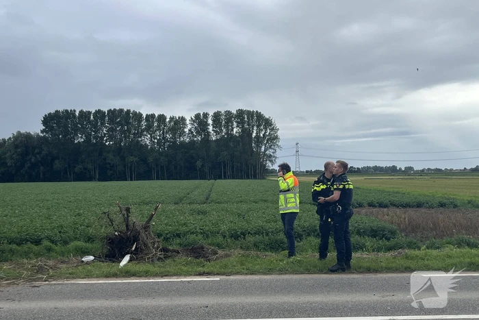 Twee gewonden nadat auto over de kop slaat