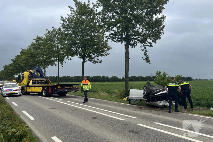 Twee gewonden nadat auto over de kop slaat