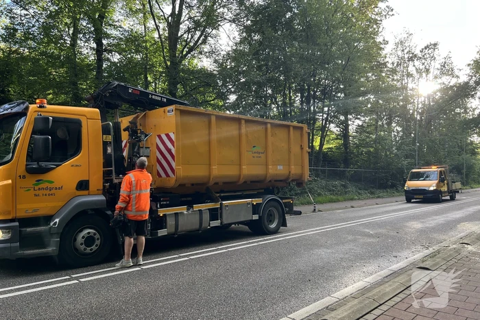 Omgevallen boom blokkeert de weg