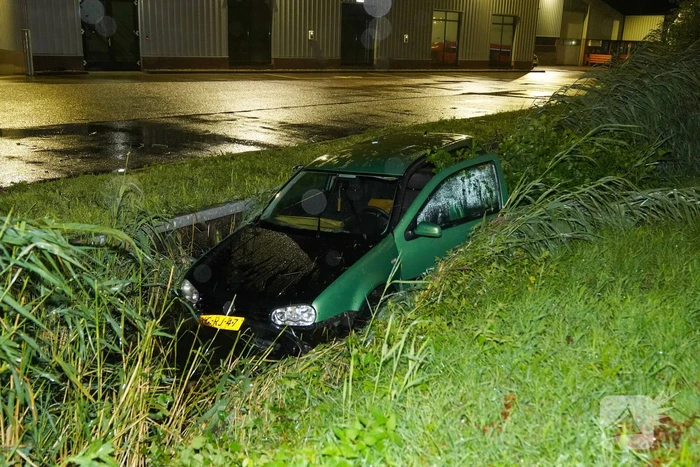 Auto glijdt de bocht uit in een sloot