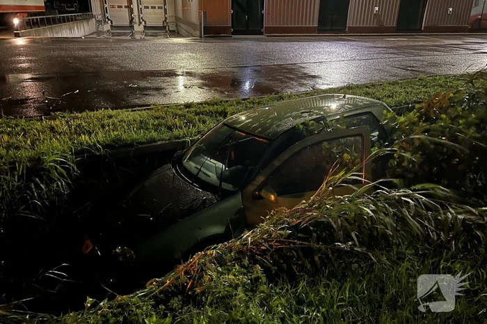 Auto glijdt de bocht uit in een sloot