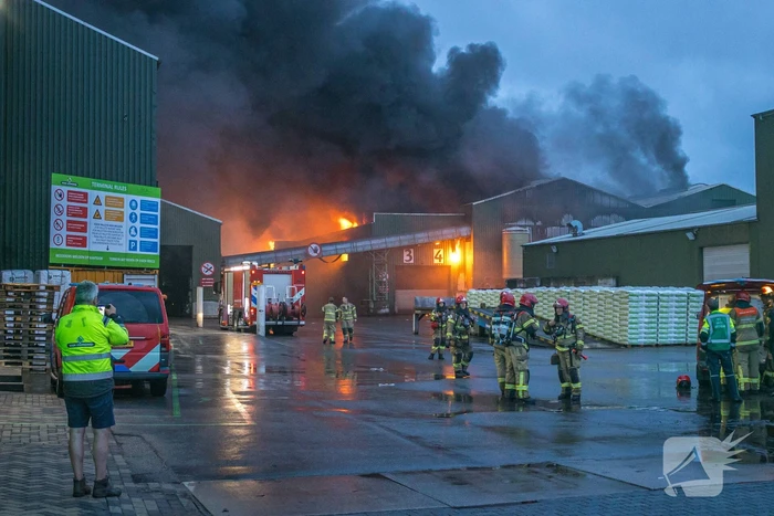 Zwarte rookpluimen boven havengebied door grote brand