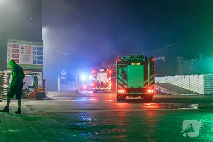 Zwarte rookpluimen boven havengebied door grote brand