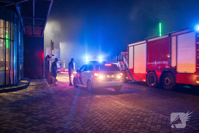 Zwarte rookpluimen boven havengebied door grote brand