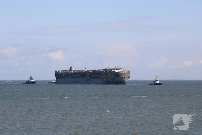 Aankomst uitgebrande vrachtschip Fremantle Highway