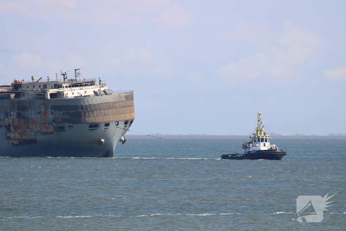 Aankomst uitgebrande vrachtschip Fremantle Highway