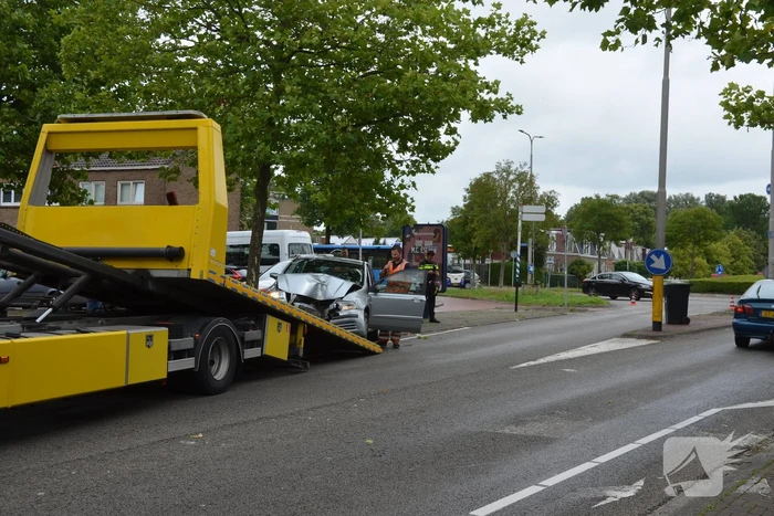 Auto rijdt op boom
