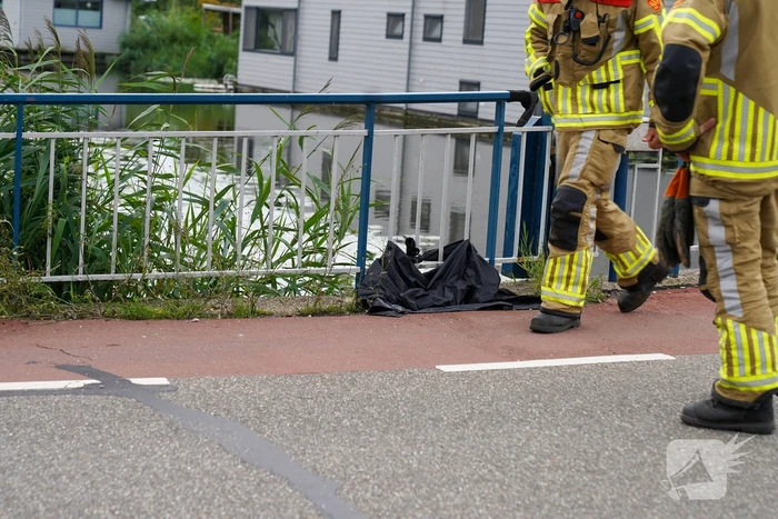 Duikers zoeken naar mogelijk persoon te water