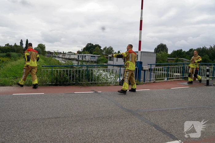 Duikers zoeken naar mogelijk persoon te water