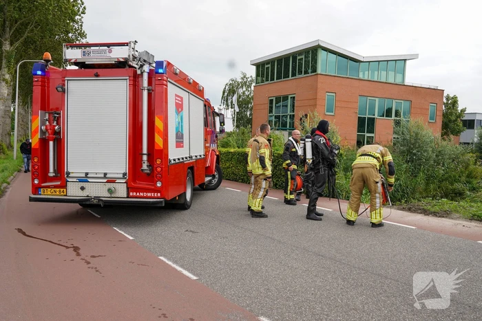 Duikers zoeken naar mogelijk persoon te water