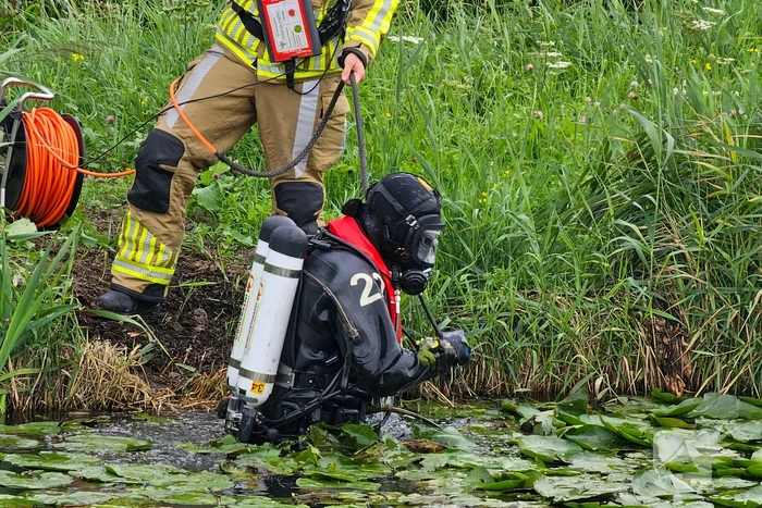 Duikers zoeken naar mogelijk persoon te water