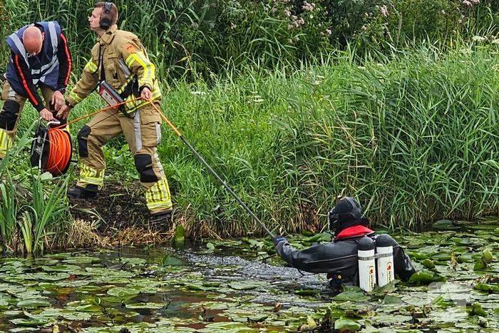 Duikers zoeken naar mogelijk persoon te water